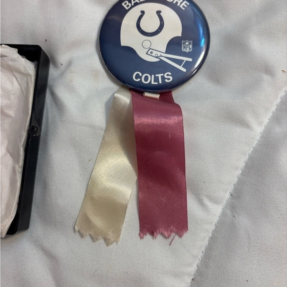 Original Vintage BaltimoreColts NFL Football PinbackButton, Ribbons - Picture 2 of 4
